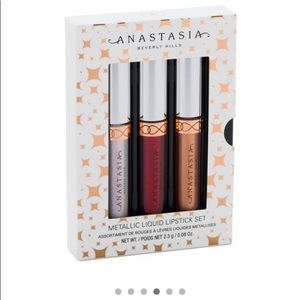 ANASTASIA BEVERLY HILLS
Metallic Liquid Lipstick